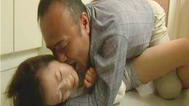 朝倉涼花、夫の友人との秘密の情事が、このアジアン・ポルノ・ビデオでの熱い情熱的なセックスにつながる。
