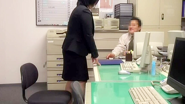 セクシーな秘書が支配的な上司と仕事を守るために必死の演技をする