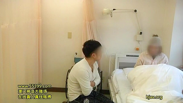 セクシーな看護師が寝ている患者の娘を利用する