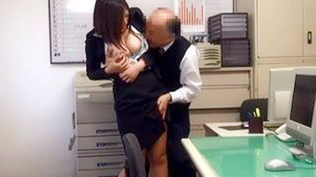 抑えきれない欲望-変態上司の巨乳への執着がオフィスでの乱暴なセックスにつながる