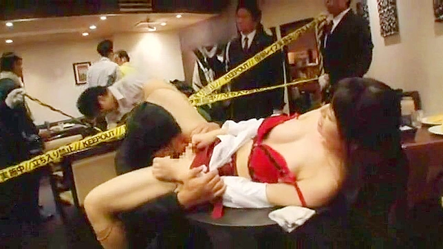 アジアン・ポルノ・ビデオ - かわいそうなウェイトレスがボーイフレンドと腐った警官の前で犯される。