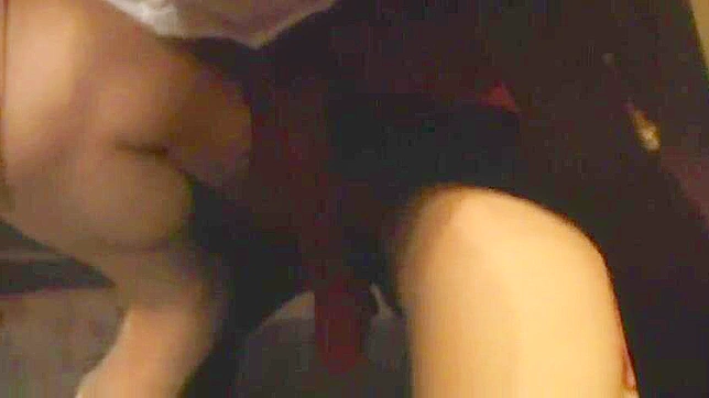 アジアン・ポルノ・ビデオ - かわいそうなウェイトレスがボーイフレンドと腐った警官の前で犯される。