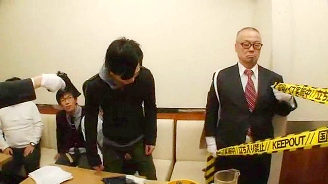 ガールフレンドが2人の警官に公衆の面前で犯されるのを見る-ワイルドな日本のAV体験
