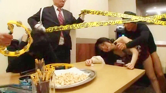 ガールフレンドが2人の警官に公衆の面前で犯されるのを見る-ワイルドな日本のAV体験