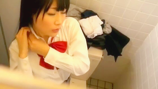セクシーな女子校生、日本での秘密のシャワー・セッション