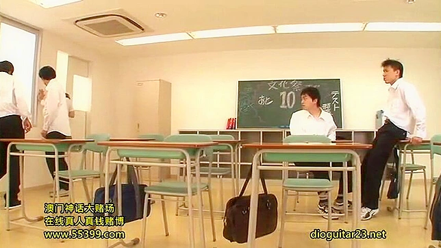 桜井あゆみ、JAVのクラスメートと荒れた学校生活を送る