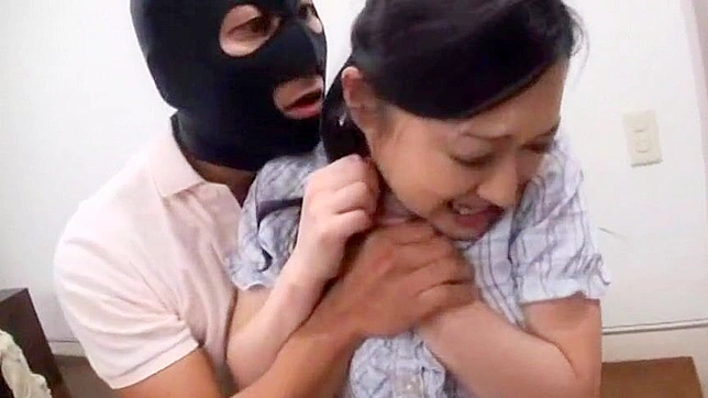 貧しいアジア人妻と強盗との乱暴なセックス