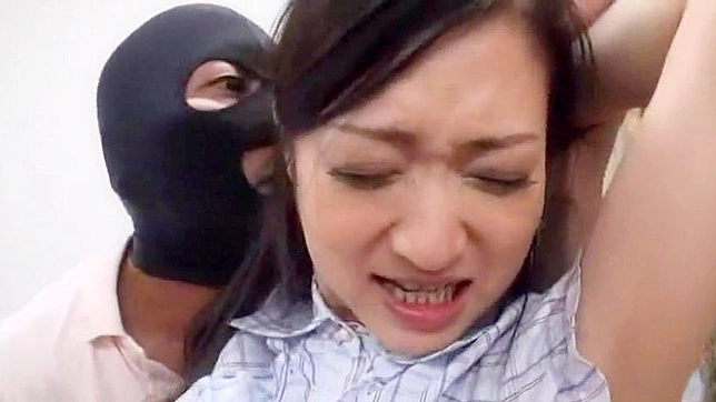 貧しいアジア人妻と強盗との乱暴なセックス