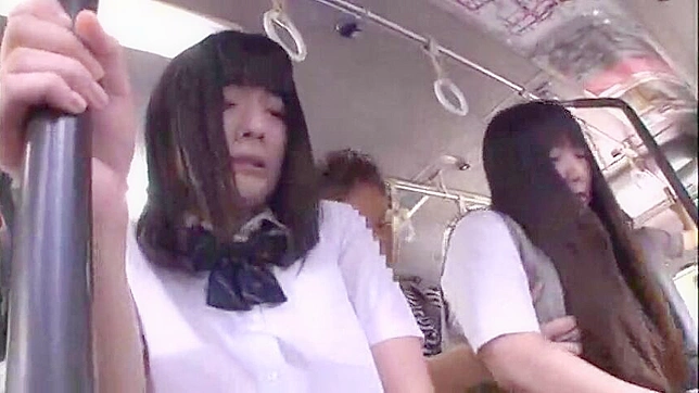 日本 バスの中で恐怖に怯える女子高生に、年配の男たちが衝撃的な性的暴行を加える