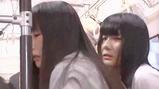 日本 バスの中で恐怖に怯える女子高生に、年配の男たちが衝撃的な性的暴行を加える