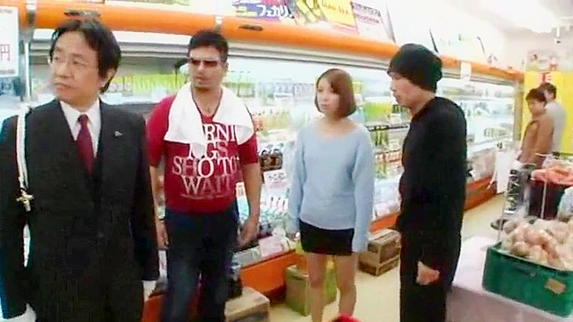 何の罪もないアジア人少女が、スーパーマーケットでボーイフレンドの目の前で汚職警官に公衆の面前で乱暴された。