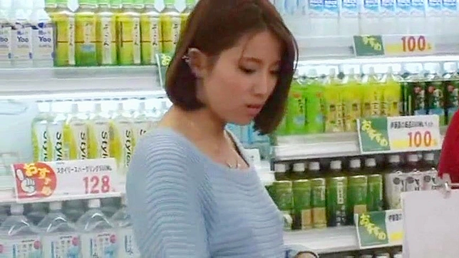 何の罪もないアジア人少女が、スーパーマーケットでボーイフレンドの目の前で汚職警官に公衆の面前で乱暴された。