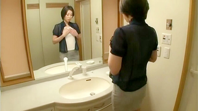 トイレでの出会い - 男が公衆トイレで友人妻のおっぱいを触る