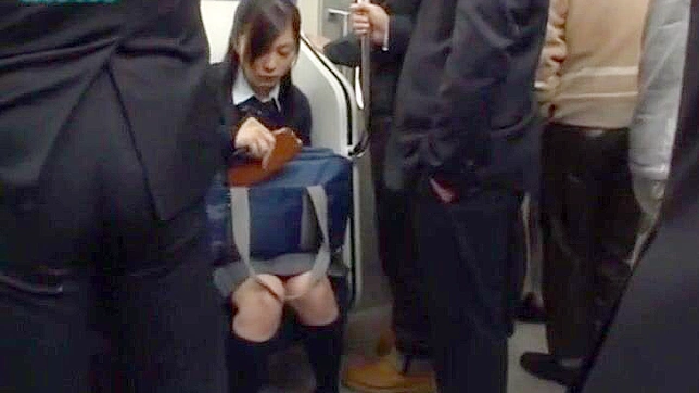 無邪気な日本のティーンが満員電車で不意打ちセックスを受ける