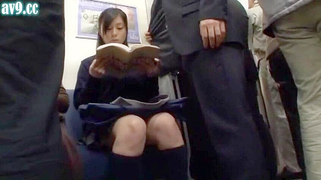 無邪気な日本のティーンが満員電車で不意打ちセックスを受ける