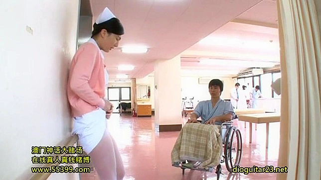 日本の看護師が麻痺患者に廊下で手コキをする