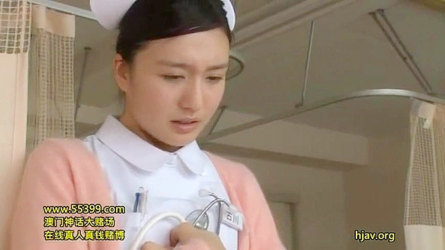 日本人看護助手が患者のエロマッサージとフェラチオで乱れる