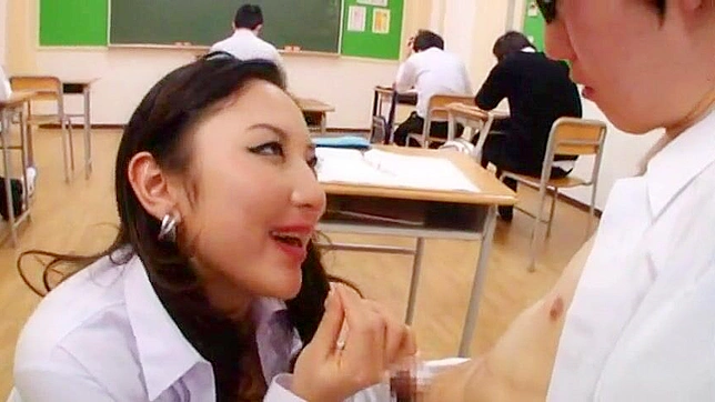 アジア人女子学生、教室で先生と秘密のセックスセッション。