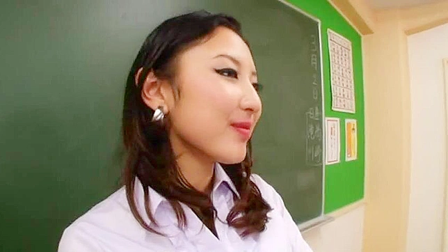 アジア人女子学生、教室で先生と秘密のセックスセッション。