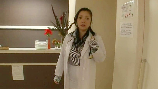 巨乳医師・小向美奈子が待合室で患者をフェラチオする