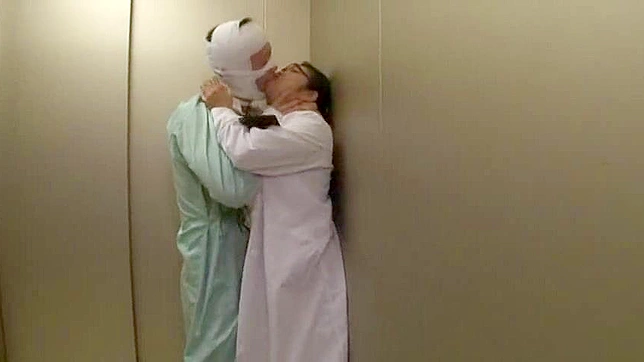 巨乳女医・小向美奈子 狂った患者と病院のエレベーターで乱れる