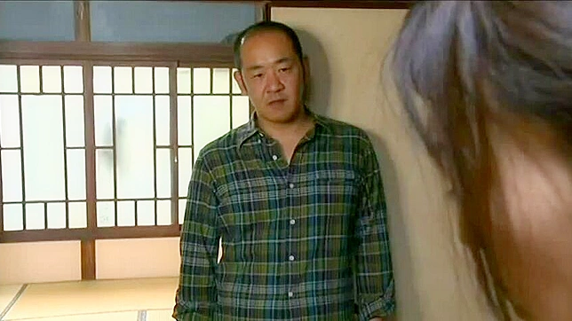 現行犯逮捕される！巨乳日本人妻、不気味な隣人とワイルドセックス