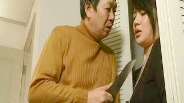 元夫が日本人の妻にナイフで復讐し、熱いセックスに至る