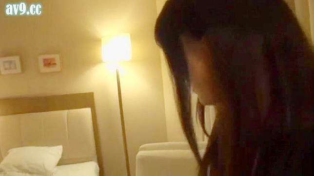 日本の少女、ホテルの部屋で見知らぬ男とワイルドな一夜を過ごす