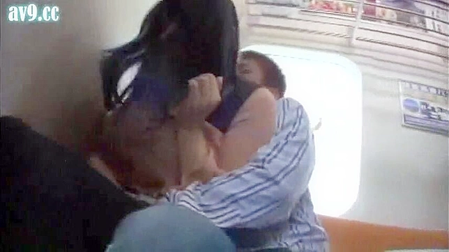 日本のセクシーな女子学生、電車でこっそり見知らぬ男に驚かれる