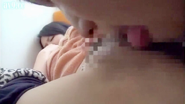 日本のセクシーな女子学生、電車でこっそり見知らぬ男に驚かれる