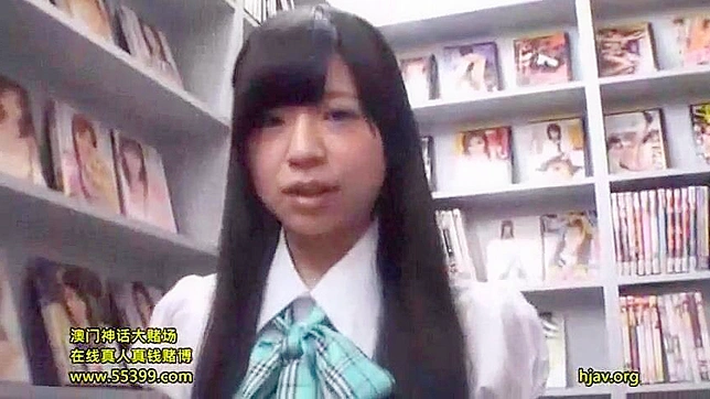 セクシーな日本の少女が勤務時間中にアダルトストアで犯される