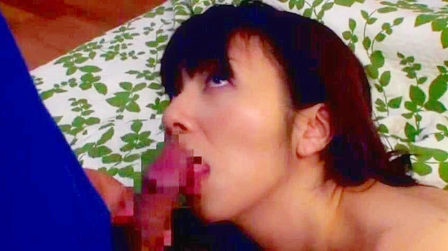 アジア人の妻が夫が寝ている間にテナントと不意打ちセックスをする