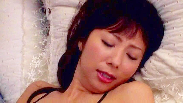 アジア人の妻が夫が寝ている間にテナントと不意打ちセックスをする