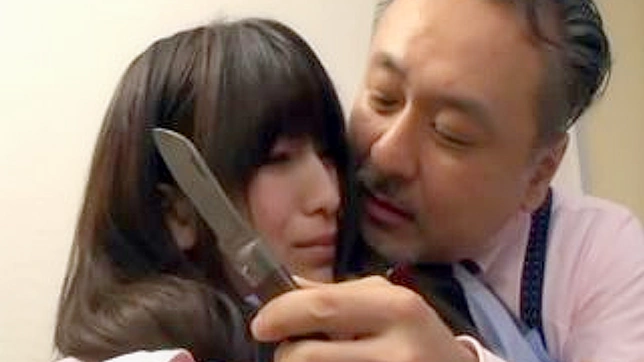 クレイジーな隣人が日本のティーンにナイフでセックスを強要した