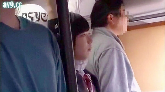 公共バスの快楽 - 東洋の若い娘がエッチになる