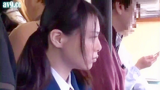 巨乳女子校生が混雑する日本の公共バスにワイルドに乗る
