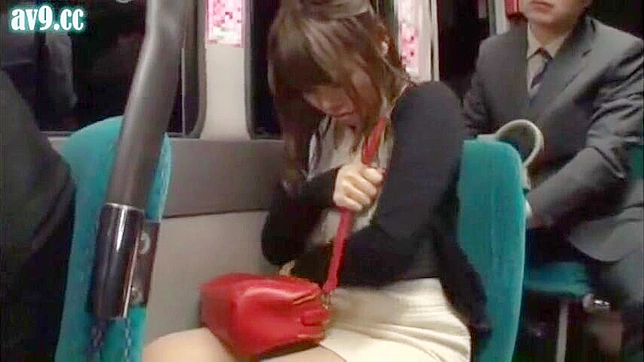 公共バスでアジア人のティーン巨乳が眠そうな男を誘惑する