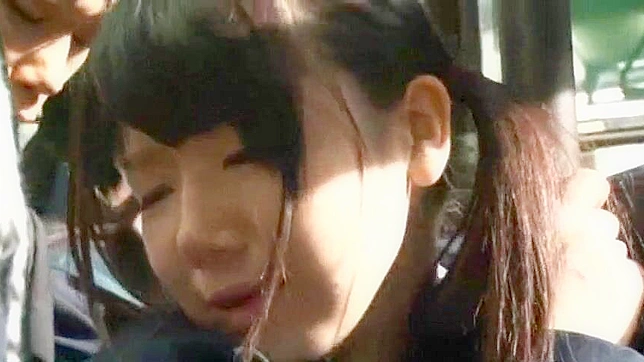 公共バスのセックス・スキャンダル - 白昼堂々、東洋人の女子学生が見知らぬ男に犯される