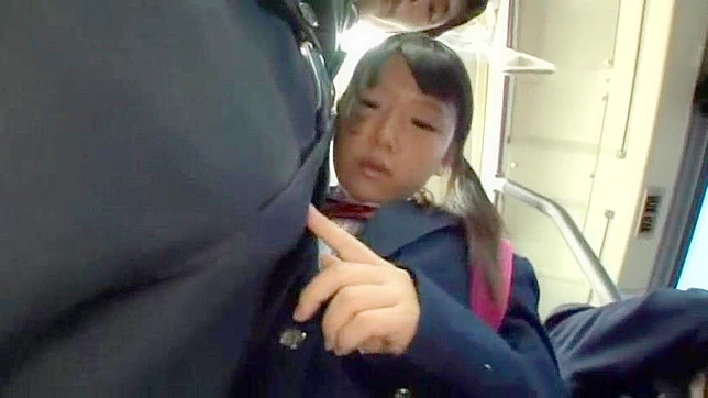 公共バスのセックス・スキャンダル - 白昼堂々、東洋人の女子学生が見知らぬ男に犯される