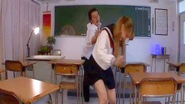 ムラムラした同級生に授業中に乱暴に犯される - 日本の女子校生が受けた哀れな試練