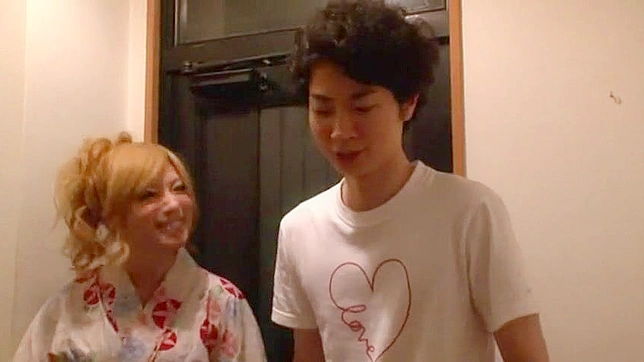 ティーンエイジャーの初デート、両親の部屋で日本のファック・トイで大暴れ