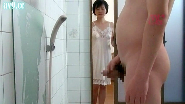 日本の熟した母親が息子の友人とシャワーを浴びているところを盗撮される