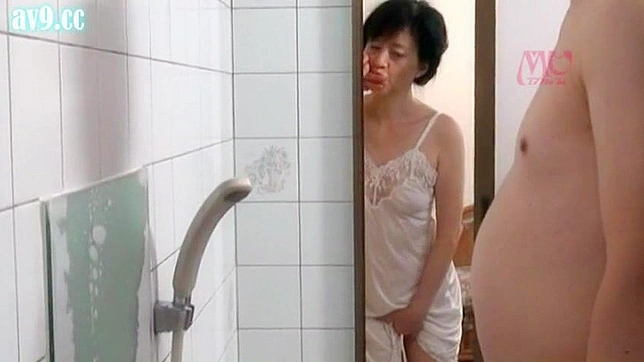 日本の熟した母親が息子の友人とシャワーを浴びているところを盗撮される