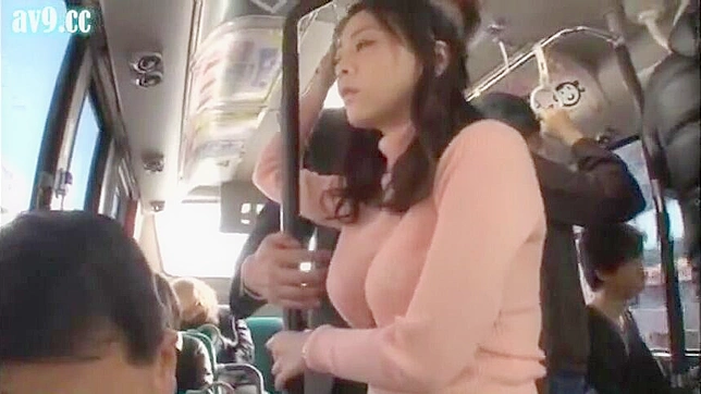 公開マンコプレイ - バスの中でムラムラオヤジに釘付けにされる巨乳JAV