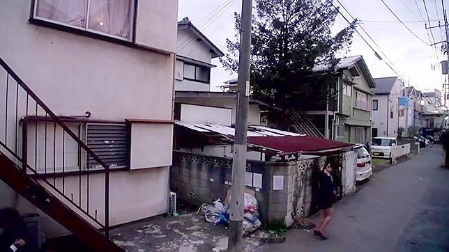 日本の少女が車の中で自慰行為をしているところを隣人が発見した。