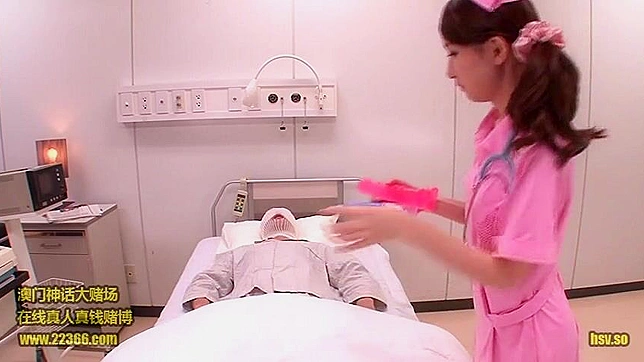 アジア人医師、変態ベッドサイドマナーで患者を息も絶え絶えにさせる