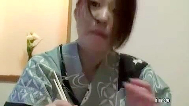 セクシー寿司ナイト - アジア人妻が従兄弟のためにエッチなディスプレイをする