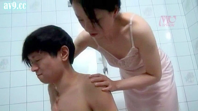誘惑された義母、シャワー室で若い連れ子と秘密の情事