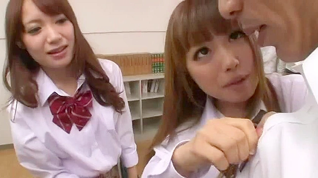 アジアの女子生徒が教室で教師と乱痴気騒ぎ
