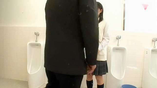 トイレでの痴漢が同級生との熱いセックスに発展したニッポンの女子高生
